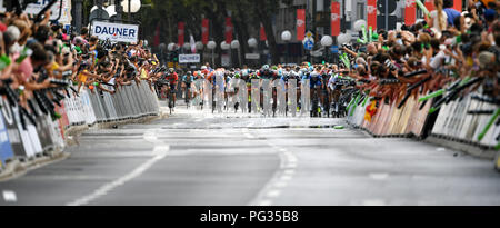 Coblence, Allemagne. Août 23, 2018. Randonnée à vélo, l'UCI Série européenne, d' Allemagne, Koblenz - Bonn (157, 00 km), Stade 1 : Le domaine des cavaliers franchit la ligne d'arrivée. Credit : Ina Fassbender/dpa/Alamy Live News Banque D'Images