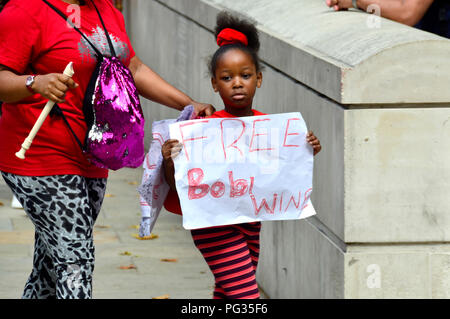 Londres, 23 août 2018. Campaigers protester à Whitehall en face de Downing Street contre le président ougandais Museveni et à l'appui de Bobi Wine (Robert Kyagulanyi Ssentamu, également connu sous le nom de Bobi Wine, homme politique ougandais, acteur et musicien) qui a été de nouveau arrêté en Ouganda, sur des accusations de trahison, quelques instants après que l'État avait retiré les accusations de possession illégale d'armes à feu et de munitions. Credit : PjrFoto/Alamy Live News Banque D'Images