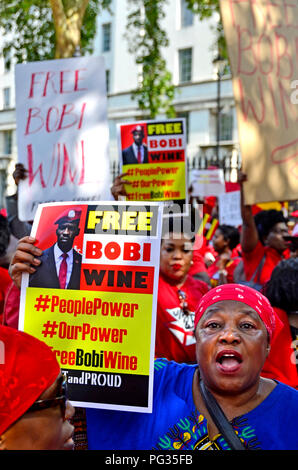 Londres, 23 août 2018. Campaigers protester à Whitehall en face de Downing Street contre le président ougandais Museveni et à l'appui de Bobi Wine (Robert Kyagulanyi Ssentamu, également connu sous le nom de Bobi Wine, homme politique ougandais, acteur et musicien) qui a été de nouveau arrêté en Ouganda, sur des accusations de trahison, quelques instants après que l'État avait retiré les accusations de possession illégale d'armes à feu et de munitions. Credit : PjrFoto/Alamy Live News Banque D'Images