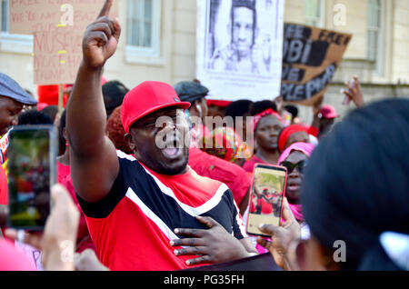 Londres, 23 août 2018. Campaigers protester à Whitehall en face de Downing Street contre le président ougandais Museveni et à l'appui de Bobi Wine (Robert Kyagulanyi Ssentamu, également connu sous le nom de Bobi Wine, homme politique ougandais, acteur et musicien) qui a été de nouveau arrêté en Ouganda, sur des accusations de trahison, quelques instants après que l'État avait retiré les accusations de possession illégale d'armes à feu et de munitions. Credit : PjrFoto/Alamy Live News Banque D'Images