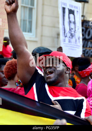 Londres, 23 août 2018. Campaigers protester à Whitehall en face de Downing Street contre le président ougandais Museveni et à l'appui de Bobi Wine (Robert Kyagulanyi Ssentamu, également connu sous le nom de Bobi Wine, homme politique ougandais, acteur et musicien) qui a été de nouveau arrêté en Ouganda, sur des accusations de trahison, quelques instants après que l'État avait retiré les accusations de possession illégale d'armes à feu et de munitions. Credit : PjrFoto/Alamy Live News Banque D'Images