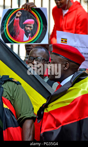 Londres, 23 août 2018. Campaigers protester à Whitehall en face de Downing Street contre le président ougandais Museveni et à l'appui de Bobi Wine (Robert Kyagulanyi Ssentamu, également connu sous le nom de Bobi Wine, homme politique ougandais, acteur et musicien) qui a été de nouveau arrêté en Ouganda, sur des accusations de trahison, quelques instants après que l'État avait retiré les accusations de possession illégale d'armes à feu et de munitions. Credit : PjrFoto/Alamy Live News Banque D'Images