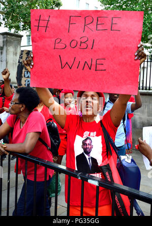 Londres, 23 août 2018. Campaigers protester à Whitehall en face de Downing Street contre le président ougandais Museveni et à l'appui de Bobi Wine (Robert Kyagulanyi Ssentamu, également connu sous le nom de Bobi Wine, homme politique ougandais, acteur et musicien) qui a été de nouveau arrêté en Ouganda, sur des accusations de trahison, quelques instants après que l'État avait retiré les accusations de possession illégale d'armes à feu et de munitions. Credit : PjrFoto/Alamy Live News Banque D'Images