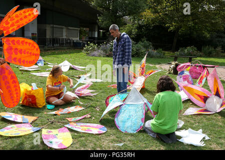 L'ouest de Londres. UK 23 Aug 2018 - Les membres de la communauté à se préparer à l'avance les costumes de carnaval de Notting Hill qui a lieu ce week-end férié. Credit : Dinendra Haria/Alamy Live News Banque D'Images