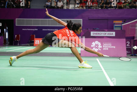 Jakarta, Indonésie, le 23 août 2018 : Badminton : l'étoile de l'Inde Shuttler Sindhu PV de victoire arraché les mâchoires de la défaite contre le Vietnam's Thi Trang Vu 21-10, 12-21, 23-21 dans une femmes ronde de 32 choc aux Jeux asiatiques de jeudi. SESHADRI SUKUMAR Crédit : Seshadri SUKUMAR/Alamy Live News Banque D'Images