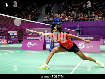 Jakarta, Indonésie, le 23 août 2018 : Badminton : l'étoile de l'Inde Shuttler Sindhu PV de victoire arraché les mâchoires de la défaite contre le Vietnam's Thi Trang Vu 21-10, 12-21, 23-21 dans une femmes ronde de 32 choc aux Jeux asiatiques de jeudi. SESHADRI SUKUMAR Crédit : Seshadri SUKUMAR/Alamy Live News Banque D'Images