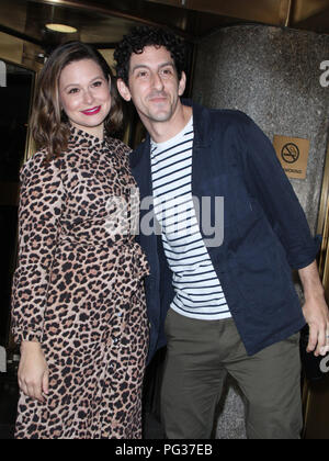 New York, NY, USA. Août 23, 2018. Katie Lowes et Adam Shapiro à New York Vivre la promotion du Broadway serveuse le 23 août 2018 dans la ville de New York. Credit : Rw/media/Alamy Punch Live News Banque D'Images