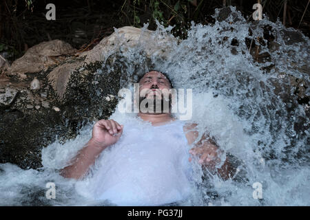 Un Palestinien profitez d'un printemps de l'eau ou à Ein Feshkha Einot Tzukim nature réserver son nom d'un printemps de l'eau saumâtre de la région sur la rive nord-ouest de la Mer Morte Israël Banque D'Images