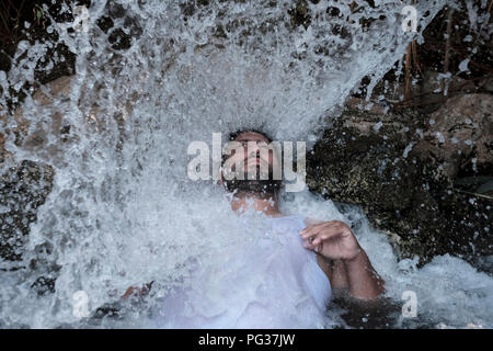 Un Palestinien profitez d'un printemps de l'eau ou à Ein Feshkha Einot Tzukim nature réserver son nom d'un printemps de l'eau saumâtre de la région sur la rive nord-ouest de la Mer Morte Israël Banque D'Images