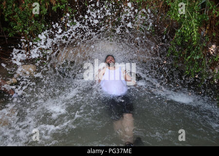 Un Palestinien profitez d'un printemps de l'eau ou à Ein Feshkha Einot Tzukim nature réserver son nom d'un printemps de l'eau saumâtre de la région sur la rive nord-ouest de la Mer Morte Israël Banque D'Images