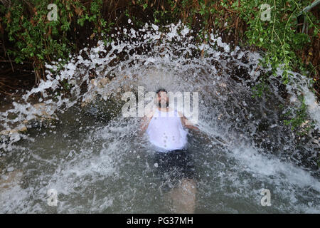 Un Palestinien profitez d'un printemps de l'eau ou à Ein Feshkha Einot Tzukim nature réserver son nom d'un printemps de l'eau saumâtre de la région sur la rive nord-ouest de la Mer Morte Israël Banque D'Images