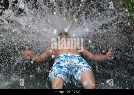 Un Palestinien profitez d'un printemps de l'eau ou à Ein Feshkha Einot Tzukim nature réserver son nom d'un printemps de l'eau saumâtre de la région sur la rive nord-ouest de la Mer Morte Israël Banque D'Images