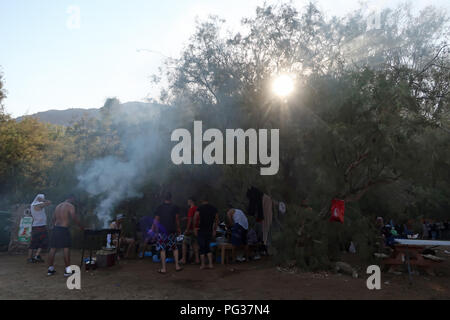 Les Palestiniens de Hébron font des barbecues à Ein Feshka, également connue sous le nom de réserve naturelle Einot Tzukim sur la rive nord de la mer Morte en Israël. Des milliers de Palestiniens de Cisjordanie ont traversé des points de contrôle israéliens et visité des sites autour d'Israël pendant les vacances d'Eid al-adha. Banque D'Images