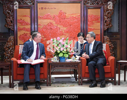 Beijing, Chine. Août 23, 2018. Le vice-Premier ministre chinois Hu Chunhua (1e R) se réunit avec la Grande-Bretagne en matière de commerce international Liam Fox, Secrétaire à Beijing, capitale de la Chine, 23 août 2018. Credit : Zhang Ling/Xinhua/Alamy Live News Banque D'Images