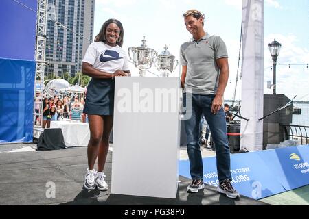 New York, USA. Août 23, 2018. Rafael Nadal (R) de l'Espagne et de Sloane Stephens (L) de la United States sourire aux côtés de l'US Open hommes et femmes trophées des célibataires après l'US Open Tirage Dévoilement de l'expérience à l'US Open à Brookfield Place le 23 août 2018 dans la ville de New York. (PHOTO : VANESSA CARVALHO/BRÉSIL PHOTO PRESSE) Credit : Brésil Photo Presse/Alamy Live News Banque D'Images