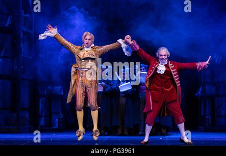 Edinburgh, Ecosse, Royaume-Uni. 23 août, 2018. La Cenerentola de Rossini est racontée du norvégien Stefan HerheimÕs RossiniÕs extraordinaire production d'opéra. Cendrillon effervescent L'opéra fait partie de l'Edinburgh International Festival et s'exécute au Festival Theatre du 24 au 26 août 2018. Credit : Riche de Dyson/Alamy Live News Banque D'Images