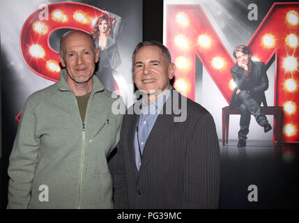 Photos Fichiers : Neil Meron et Craig Zadan assistant à la réception pour le dépistage après dépistage communautaire Broadway de 'SMASH' au Musée d'Art Moderne de New York, 12/12/2011 Credit : Walter McBride/MediaPunch MediaPunch Crédit : Inc/Alamy Live News Banque D'Images