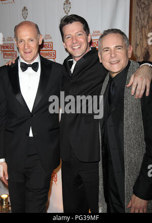 Photos Fichiers : Craig Zadan, Sean Hayes et Neil Meron assistant à l'After Party pour l'ouverture nuit Broadway performance pour 'promesses, promesses' à l'hôtel Plaza, New York City. Le 25 avril 2010 Credit : Walter McBride/MediaPunch MediaPunch Crédit : Inc/Alamy Live News Banque D'Images