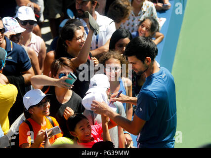 New York, États-Unis. Août 23, 2018. New York, N.Y, 23 août 2018 - US Open Tennis pratique : Novak Djokovic, signe des autographes pour les fans après avoir exercé dans la Billie Jean King National Tennis Center de Flushing Meadows, New York, que les joueurs prêts pour l'US Open qui débute lundi prochain. Crédit : Adam Stoltman/Alamy Live News Banque D'Images