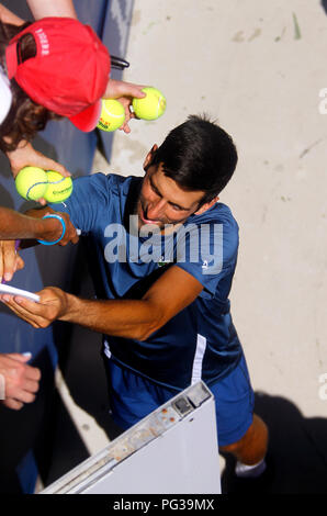 New York, États-Unis. Août 23, 2018. New York, N.Y, 23 août 2018 - US Open Tennis pratique : Novak Djokovic est besiged par des balles de tennis qu'il signe des autographes pour les fans après avoir exercé dans la Billie Jean King National Tennis Center de Flushing Meadows, New York, que les joueurs prêts pour l'US Open qui débute lundi prochain. Crédit : Adam Stoltman/Alamy Live News Banque D'Images