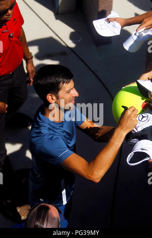 New York, États-Unis. Août 23, 2018. New York, N.Y, 23 août 2018 - US Open Tennis pratique : Novak Djokovic, signe des autographes pour les fans après avoir exercé dans la Billie Jean King National Tennis Center de Flushing Meadows, New York, que les joueurs prêts pour l'US Open qui débute lundi prochain. Crédit : Adam Stoltman/Alamy Live News Banque D'Images