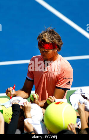 New York, États-Unis. Août 23, 2018. New York, N.Y, 23 août 2018 - US Open Tennis pratique : l'Allemand Alexander Zverev, signe des autographes pour les fans après avoir exercé dans la Billie Jean King National Tennis Center de Flushing Meadows, New York, que les joueurs prêts pour l'US Open qui débute lundi prochain. Crédit : Adam Stoltman/Alamy Live News Banque D'Images