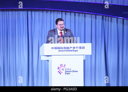 Chongqing, Big Data et une technologie intelligente Sommet des Smart Chine Expo dans le sud-ouest de la Chine, Chongqing. Août 23, 2018. Cristiano Amon, président de Qualcomm Incorporated, prononce un discours lors de la Big Data et de la technologie à puce Sommet des Smart Chine Expo dans le sud-ouest de la Chine, Chongqing, le 23 août, 2018. Credit : Wang Quanchao/Xinhua/Alamy Live News Banque D'Images