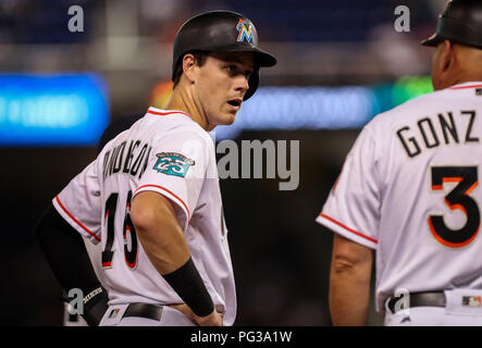 22 août 2018 : Miami Marlins de troisième but Brian Anderson (15) parle de Miami Marlins, entraîneur de troisième Fredi Gonzalez (33), dans la partie inférieure de la septième manche, lors d'un match entre la MLB New York Yankees et les Marlins de Miami Marlins au Park à Miami, en Floride. Les marlins a gagné 9-3. Mario Houben/CSM Banque D'Images