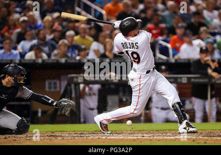 22 août 2018 : Miami Marlins shortstop Miguel Rojas (19) pivote à la balle dans la partie inférieure de la quatrième manche, lors d'un match entre la MLB New York Yankees et les Marlins de Miami Marlins au Park à Miami, en Floride. Les marlins a gagné 9-3. Mario Houben/CSM Banque D'Images