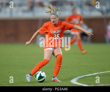 Williamsburg, VA, États-Unis d'Amérique. Août 23, 2018. 20180823 - Virginia avant ALISSA GORZAK (25) s'aligne un tir contre William et Mary dans la première moitié au stade de la famille Martin à Williamsburg, en Virginie Crédit : Chuck Myers/ZUMA/Alamy Fil Live News Banque D'Images