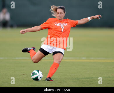 Williamsburg, VA, États-Unis d'Amérique. Août 23, 2018. 20180823 - Virginia defender BRIANNA WESTRUP (7) lance une balle à distance de contre William et Mary dans la première moitié au stade de la famille Martin à Williamsburg, en Virginie Crédit : Chuck Myers/ZUMA/Alamy Fil Live News Banque D'Images