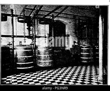 Ce traité explore les propriétés chimiques et physiques du lait, le processus de manipulation de la crème et les étapes de fabrication du beurre. Il offre également des conseils pratiques sur la production de beurre, y compris les processus de barattage et de lavage pour éliminer les taches de pâte du produit final. Banque D'Images