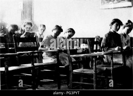 . Comment faire de jardins scolaires ; un manuel pour les enseignants et les élèves. Jardins de l'école. Recevoir des instructions. Veuillez noter que ces images sont extraites de la page numérisée des images qui peuvent avoir été retouchées numériquement pour plus de lisibilité - coloration et l'aspect de ces illustrations ne peut pas parfaitement ressembler à l'œuvre originale.. Hemenway, Herbert Daniel, 1873-. New York, Doubleday, Page &AMP, le nom de l'entreprise Banque D'Images