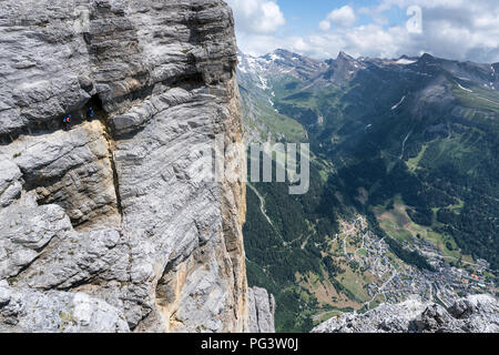 Escalade sur la via ferrata Gemmi-Daubenhorn, Leukerbad, Suisse, Europe Banque D'Images