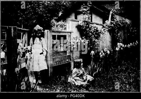 . Jardins et leur signification, par Dora Williams. Jardins de l'école. 156 JARDINS ET LEUR SIGNIFICATION plutôt la préoccupation de l'architecte de paysage formé de la jeune ambitieux fiedgUng, afin que l'un serait téméraire d'ailleurs dans ces quelques pages pour suggérer des changements. Permettez-nous, cependant, de jeter un oeil à l'arrière-cour. Cela peut rarement être appelé trop civilisés ou trop conventionnel. Au contraire, il reste dans la sauvagerie. Ses dieux sont apparemment la bassine et le battement corde à linge. Les services de. Un peu d'arrière-cour, un missionnaire sont certainement nécessaires. Si peu sont les responsabilités de la pos- d'une cour arrière Banque D'Images