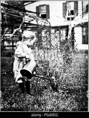 . Jardins et leur signification, par Dora Williams. Jardins de l'école. L'ART DE MAKINC THINCS, Crow lO^ Comprendre la science de l'arrosage- et application en action, ne signifie pas nécessairement nos vieux amis qu'arroser le pot et le flexible doit être mis sur l'étagère. En effet, ils conservent leur place. Mais un débutant met beaucoup trop élevé une valeur sur eux. Qui plus est, il ne les utilise pas correctement. Un "bleu" se trahit lui-même à la première leçon le jardin par la façon dont il gère ces articles. Nous avons tous vu qu'il se tient à liim midi- jour en juillet)- compla- nouvellement saupoudrant sa po Banque D'Images