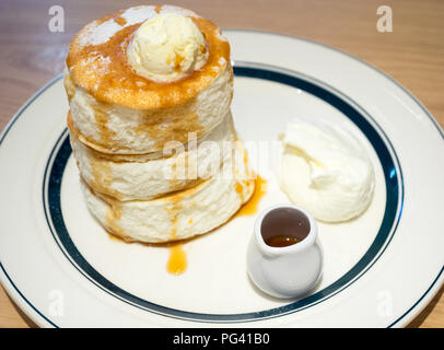 Crêpes japonaises à soufflé de qualité supérieure de Gram café and Pancakes à Hiroshima, au Japon. Banque D'Images