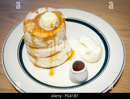 Crêpes japonaises à soufflé de qualité supérieure de Gram café and Pancakes à Hiroshima, au Japon. Banque D'Images