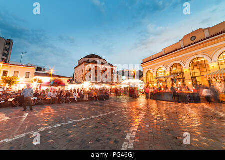 La place Monastiraki à Athènes Grèce la nuit (longue exposition) Banque D'Images