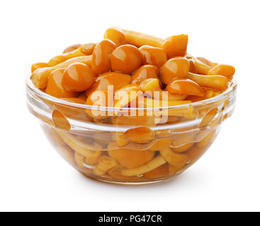 En champignons marinés du bol en verre isolated on white Banque D'Images