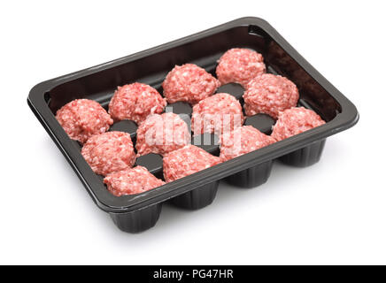 Bac en plastique avec des boulettes de boeuf cru isolated on white Banque D'Images