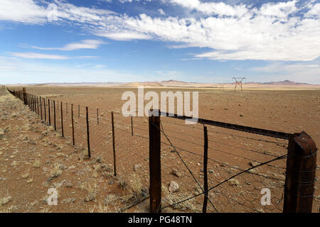 Clôture de fer et une porte d'un ranch dans les régions rurales d'Afrique désert paysage Banque D'Images