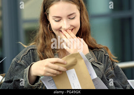 Grace Evans recueille son GCSE résultats au St Mary Redcliffe Temple School à Bristol. Voir l'activité de l'éducation histoire GCSE. Crédit photo doit se lire : Rod Minchin/PA Wire Banque D'Images