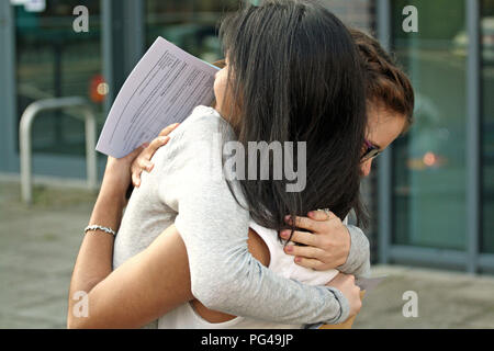 Hannah Goddard (à gauche) et Gloriana Suri, célébrer leur GCSE résultats au St Mary Redcliffe Temple School à Bristol. Voir l'activité de l'éducation histoire GCSE. Crédit photo doit se lire : Rod Minchin/PA Wire Banque D'Images