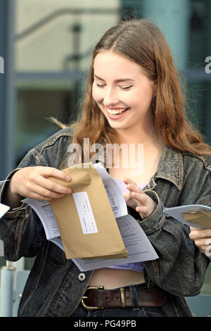 Grace Evans recueille son GCSE résultats au St Mary Redcliffe Temple School à Bristol. Voir l'activité de l'éducation histoire GCSE. Crédit photo doit se lire : Rod Minchin/PA Wire Banque D'Images