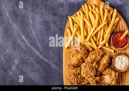 Ailes de poulet frit avec des frites, vue du dessus. Banque D'Images