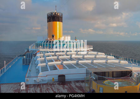 Mer du Nord, la Norvège - Jul 08, 2018 : Pont d'un paquebot de croisière au coucher du soleil Banque D'Images