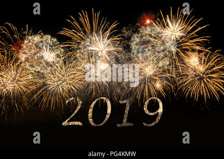 Bonne Année 2019 Célébration d'artifice coloré. Nouvel an et vacances concept. Banque D'Images