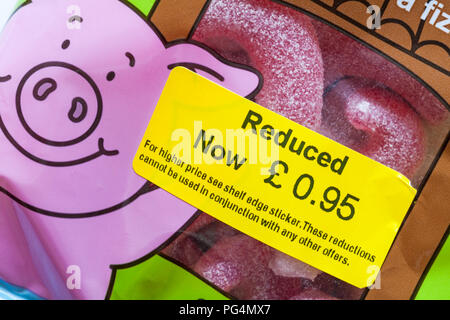 Maintenant réduit 95p autocollant sur sachet de M&S phizzy pig tails gommes faite avec du jus de fruits et un conseil : Percy Pig sweets Banque D'Images