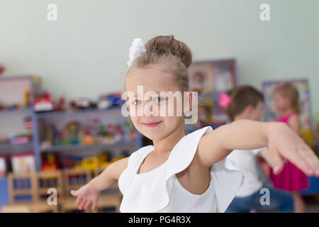 Biélorussie, Minsk, le 29 mai 2018. La maternelle est central. Journée portes ouvertes.Pre-school girl Banque D'Images